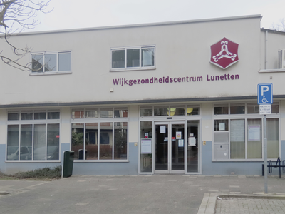 901555 Gezicht op een gedeelte van de voorgevel van Wijkgezondheidscentrum Lunetten (Oeral 1) te Utrecht.